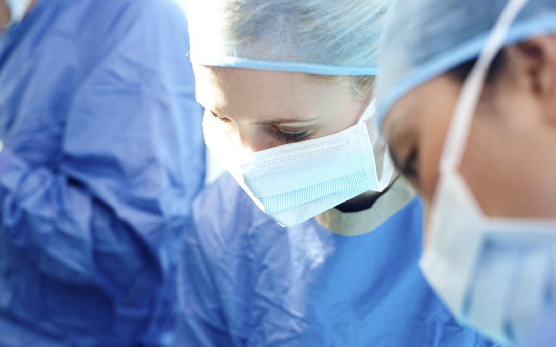 Un patient muni de lunettes 3D est opéré d’une tumeur cérébrale