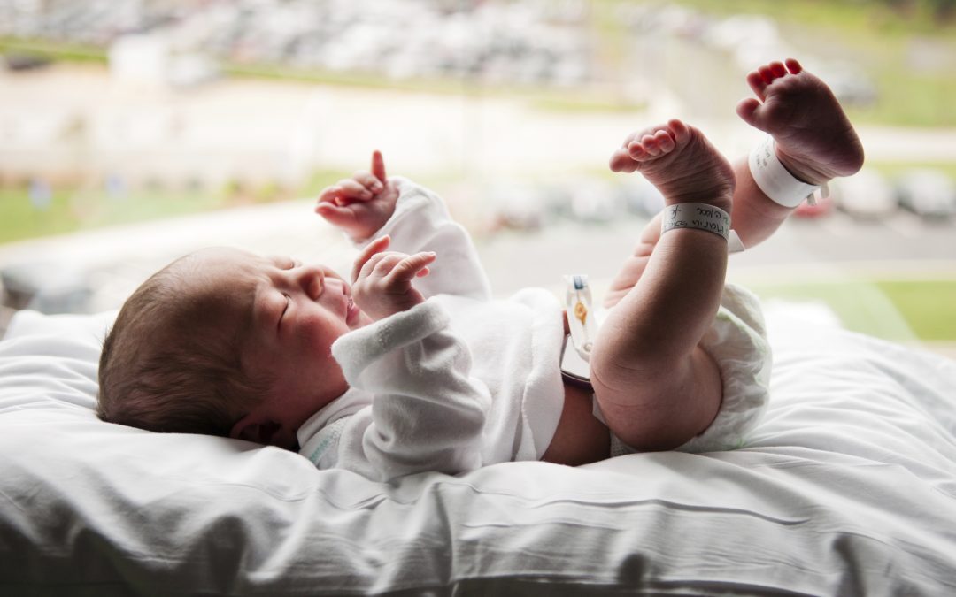 Naissance du premier “bébé à trois parents” : un précédent dangereux et irresponsable