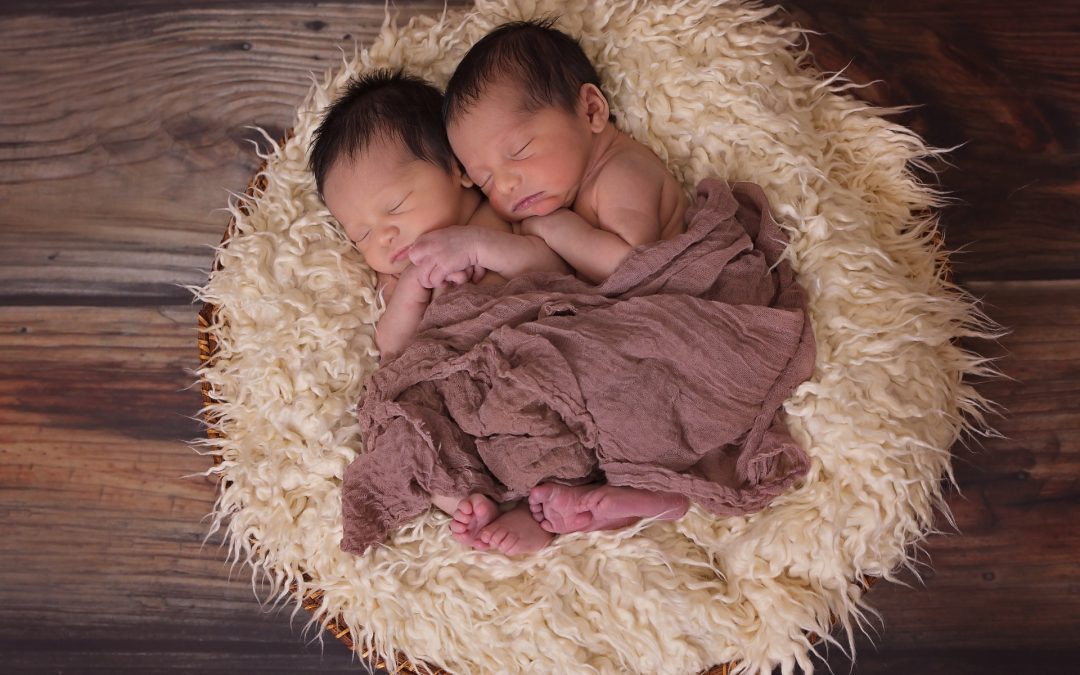 Un enseignant suisse obtient un “congé maternité” pour ses jumelles nées par GPA
