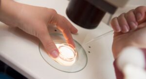 Inde : la Haute Cour autorise une FIV au-delà de l'âge légal prévu