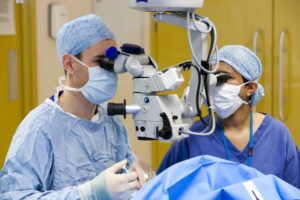 Greffe combinée d’une partie du visage et d’un œil entier : une première