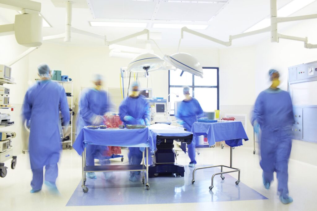Deuxième greffe totale du visage après un rejet : le patient suit une rééducation "fastidieuse"