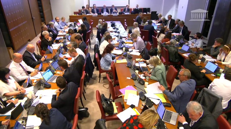 « Aide à mourir » : les défenseurs d’une « éthique de la vulnérabilité » face aux promoteurs d’un « droit social »