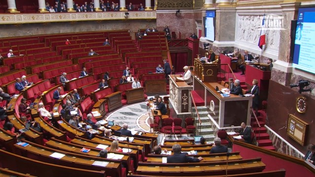 Fin de vie : les débats commencent dans l'hémicycle et déjà des voix pour inscrire l'euthanasie dans la Constitution