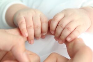 Heily, née vivante suite à une IMG, est sur la voie de la guérison