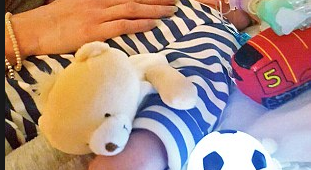Charlie Gard : Theresa May acceptera une prise en charge à l'étranger