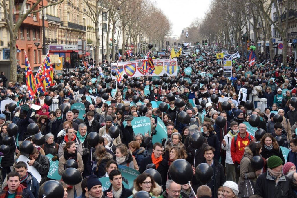 45 000 manifestants marchent pour la vie à Paris