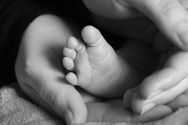 Heily, née vivante après une IMG, va bien. Ses parents sont heureux.