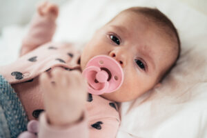 Reconnaissance « automatique » des « parents d’intention » : pas de « modifications immédiates » à la loi britannique sur la GPA
