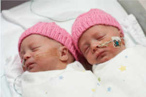 Australie : un couple porte plainte pour négligence médicale à la naissance prématurée de leurs jumeaux