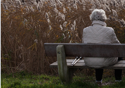France : la « mort sociale » des personnes âgées