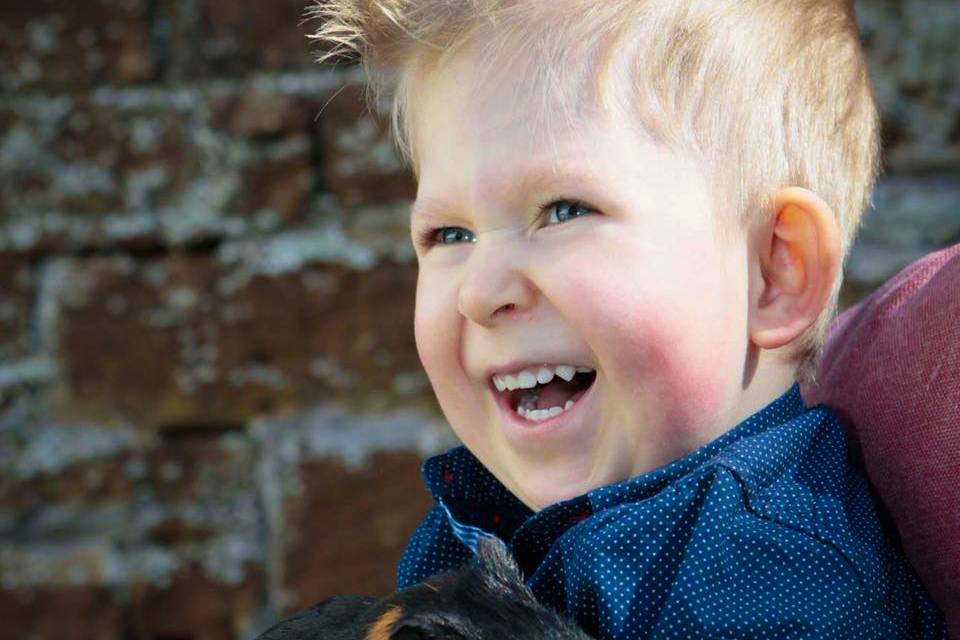 Un petit garçon atteint d’une complication rare de spina bifida défie les prédictions des experts