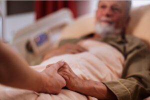 Un hôpital poursuivi pour avoir voulu débrancher un patient aujourd’hui « bien vivant et heureux »