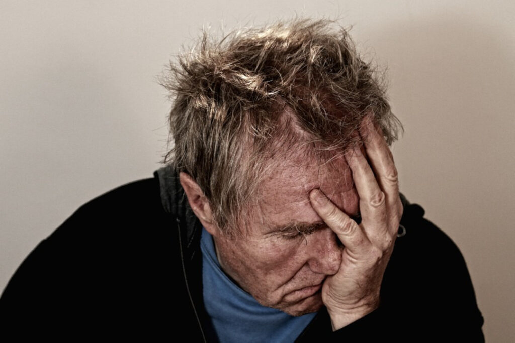 Solitude : deux fois plus de risques de douleur physique