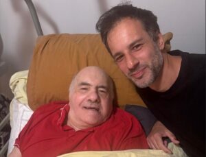 « Sans mon intervention, mon père serait mort » : malgré une 2e décision d’arrêt des traitements, un homme récupère et rentre chez lui