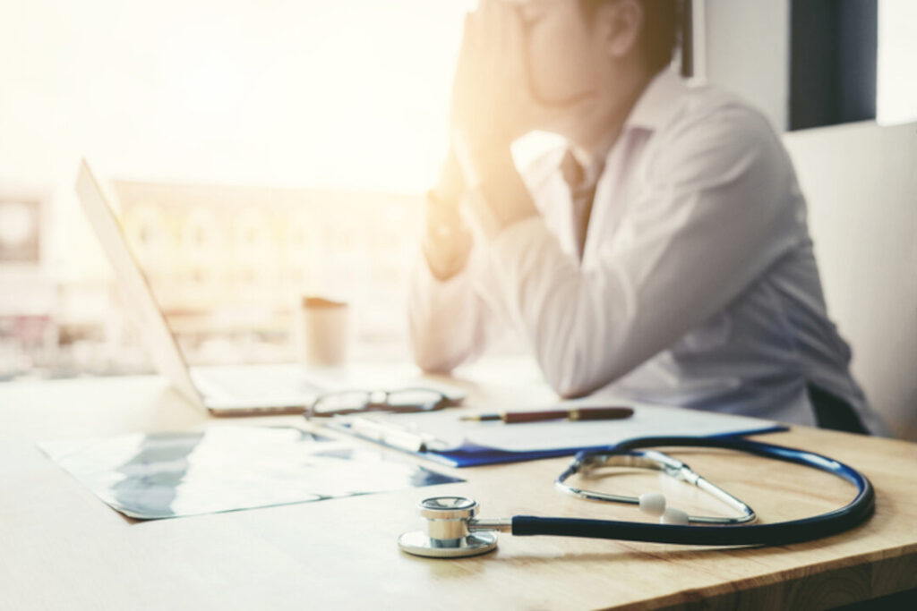 Canada : un médecin condamné pour avoir refusé d’administrer un bloqueur de puberté à un mineur